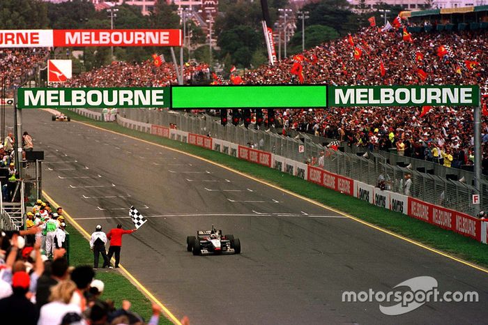 David Coulthard gana la primera carrera de la temporada en Melbourne a Michael Schumacher y Mika Hakkinen