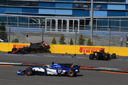 Romain Grosjean, Haas F1 Team VF-17 en Jolyon Palmer, Renault Sport F1 Team RS17 crash