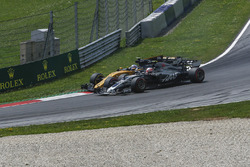 Кевин Магнуссен, Haas F1 Team VF-17, и Джолион Палмер, Renault Sport F1 Team RS17