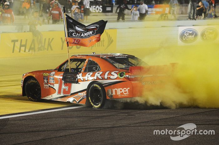 Ganador de la carrera y Campeón 2016 Daniel Suárez, Joe Gibbs Racing Toyota