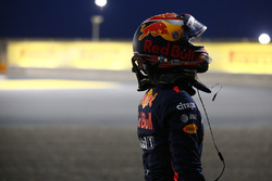 Max Verstappen, Red Bull Racing, descend de sa voiture après son abandon