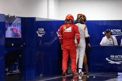 Kimi Raikkonen, Ferrari en Stoffel Vandoorne, McLaren in parc ferme
