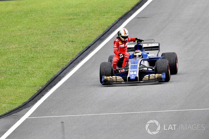 Sepang 2017: Pascal Wehrlein (Sauber) lleva a Sebastian Vettel (Ferrari)