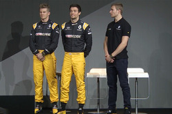 Les pilotes Renault Sport F1 Team Nico Hulkenberg, Jolyon Palmer, et le troisième pilote, Sergey Sirotkin