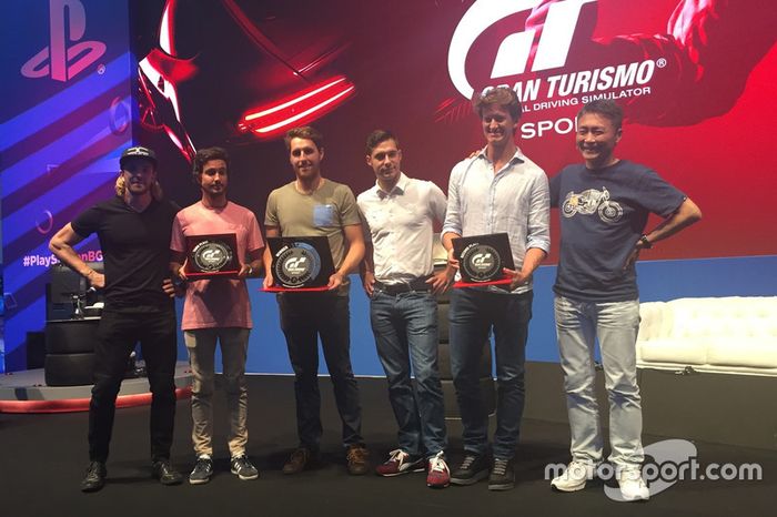 Dani Clos, Albert Costa, Dani Juncadella, Miguel Molina y Lucas Ordóñez son premiados de manos de Kazunori Yamauchi tras probar el GT Sport en el Barcelona Games World