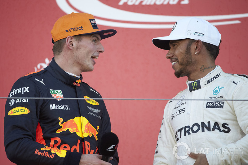 Le deuxième, Max Verstappen, Red Bull, et le vainqueur Lewis Hamilton, Mercedes AMG F1, sur le podium