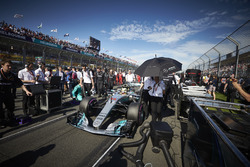 Lewis Hamilton, Mercedes AMG F1 W08, arrive sur la grille