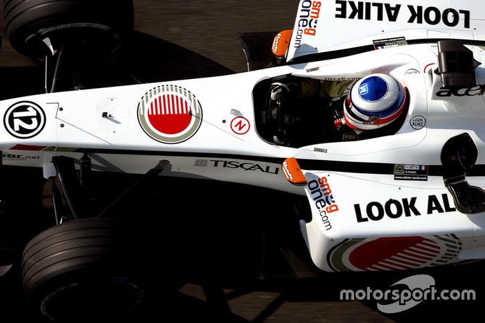 BAR en el Gran Premio de Francia de 2002: el equipo nuevamente cambió ligeramente el logo de Lucky Strike