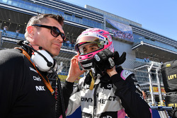 Гонщик Sahara Force India F1 Эстебан Окон и гоночный инженер Брэдли Джойс