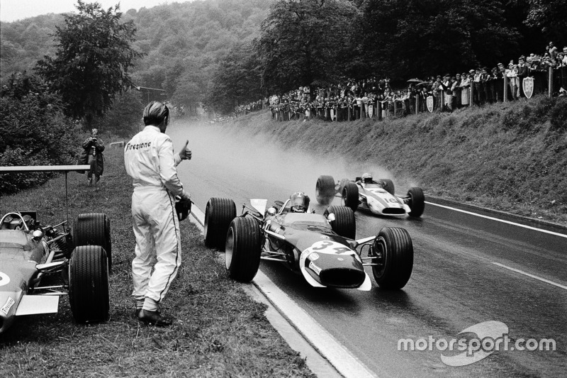 1968 - Jo Siffert, Lotus emprunte une visière sèche à Graham Hill. John Surtees, Honda, fait l'intermédiaire.