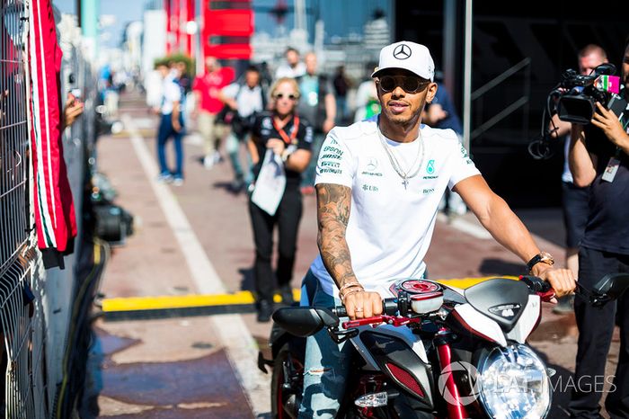 Lewis Hamilton, Mercedes AMG F1, en su moto