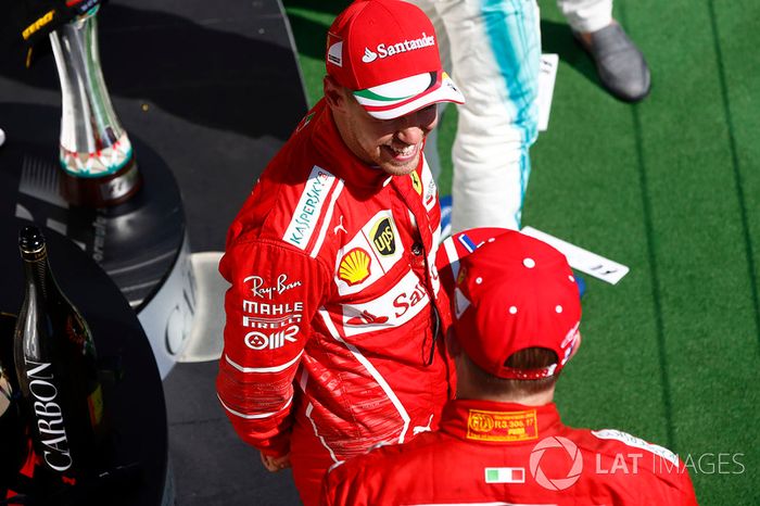 Podio: ganador de la carrera Sebastian Vettel, Ferrari, segundo lugar Kimi Raikkonen, Ferrari