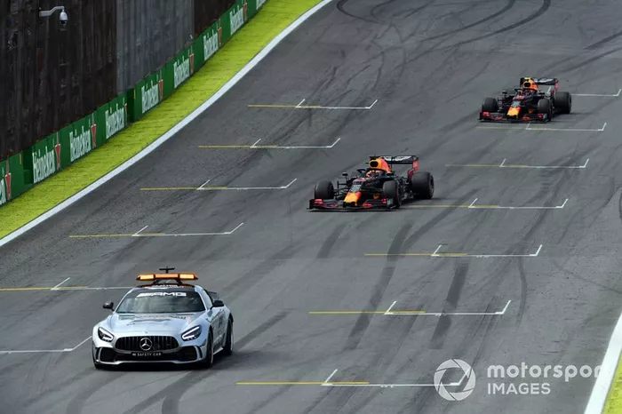 Cuando el Safety Car se retiró, a dos vueltas del final... Hamilton superó sin problemas a Gasly, pero se tocó con Albon en la curva 10 y le hizo caer al 14º puesto