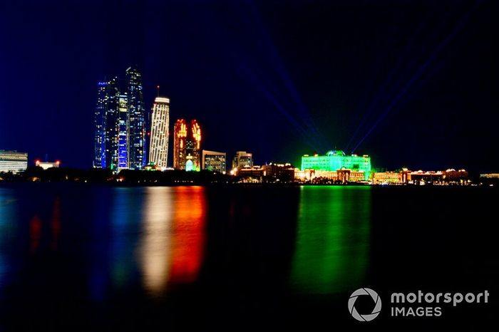 Una vista general de Abu Dhabi al caer la noche