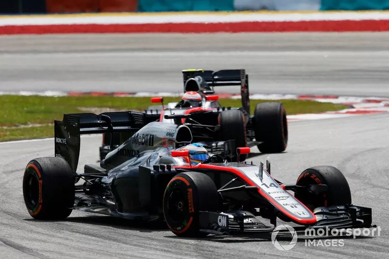 Fernando Alonso et Jenson Button en piste