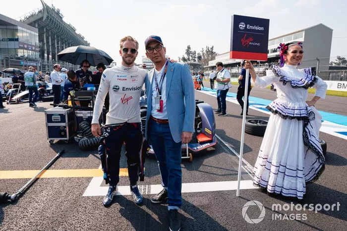 Un invitado posa para una foto con Sam Bird en la cuadrícula