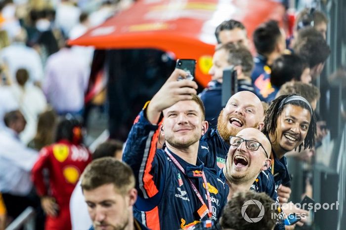 Los miembros del equipo Red Bull celebran después de la carrera