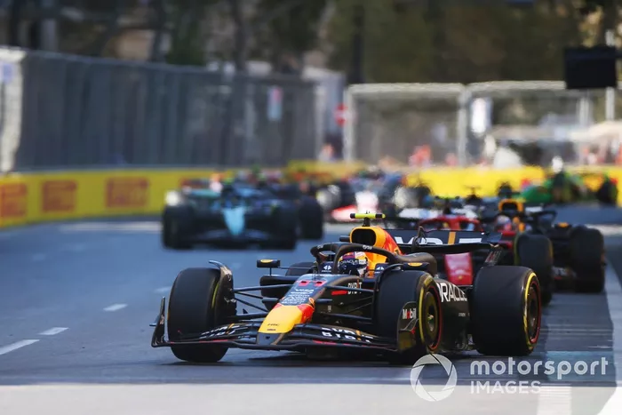 Sergio Pérez, Red Bull Racing RB20, Carlos Sainz, Ferrari SF-24