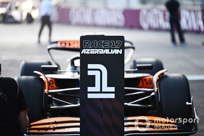 El coche de Oscar Piastri, McLaren MCL38, 1ª posición, aparcado detrás del cartel de primer clasificado en Parc Ferme. 