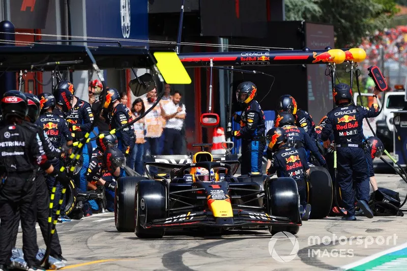 Max Verstappen, Red Bull Racing RB20, dans la voie des stands après un arrêt aux stands.