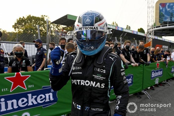 Ganador del primer puesto Valtteri Bottas, Mercedes en Parc Ferme