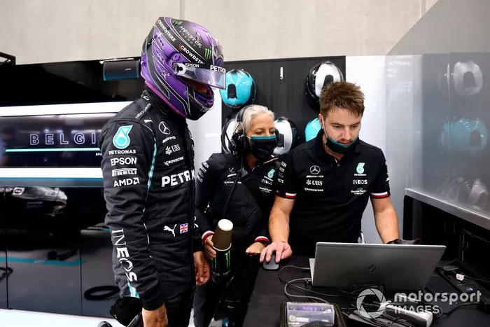 Lewis Hamilton, de Mercedes, y Angela Cullen, fisioterapeuta con un ingeniero