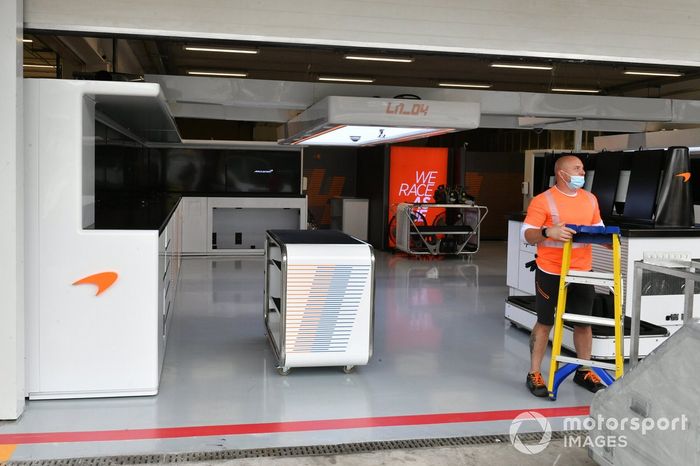 Lando Norris, garaje del McLaren MCL35M