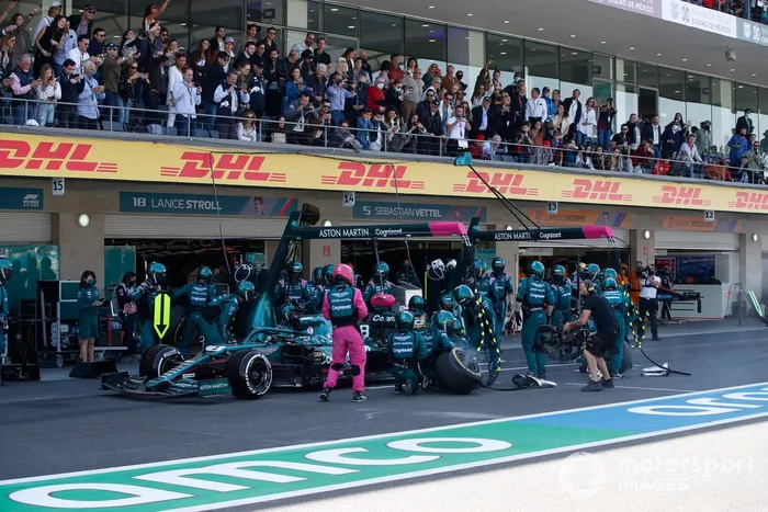 Lance Stroll, Aston Martin AMR21, en pits