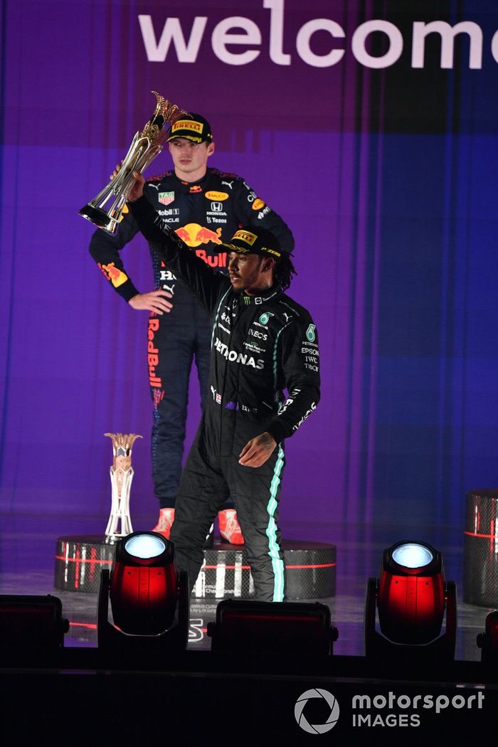Podio: segundo lugar Max Verstappen, Red Bull Racing, ganador Lewis Hamilton, Mercedes