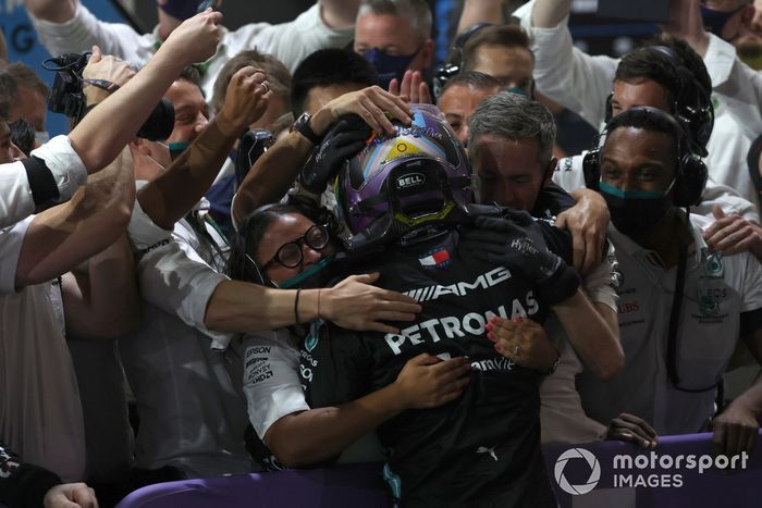 Ganador Lewis Hamilton, Mercedes, en Parc Ferme