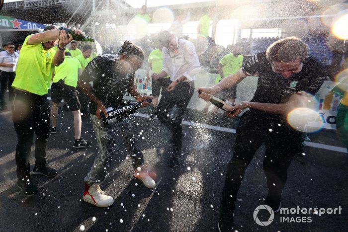 Lewis Hamilton, Mercedes y el equipo Mercedes celebran con champán tras la carrera