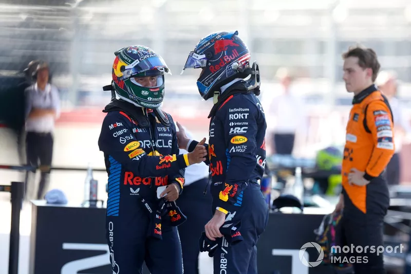 Sergio Perez, Red Bull Racing, félicite le poleman Max Verstappen, Red Bull Racing, au Parc Ferme après les qualifications.