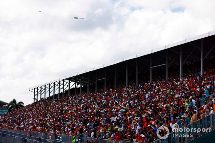 Una pancarta sobrevuela una grada abarrotada