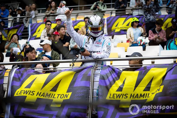 Un aficionado apoya a Lewis Hamilton, Mercedes-AMG F1 Team