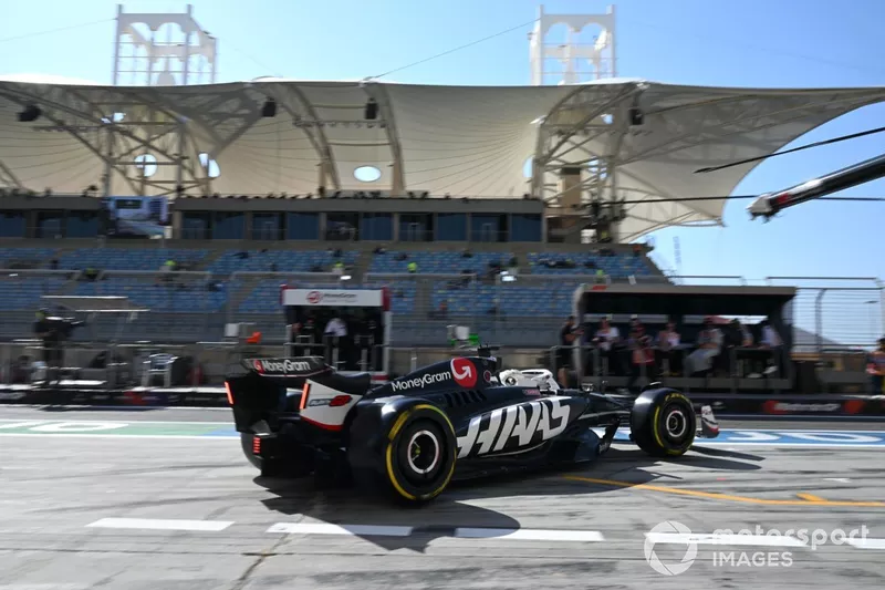 Kevin Magnussen, Haas VF-24, quitte le garage
