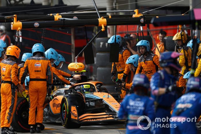 Lando Norris, McLaren MCL36, hace una parada en boxes