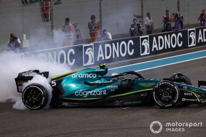 Sebastian Vettel, Aston Martin AMR22, realiza donuts en la parrilla al final de la carrera para celebrar su retirada