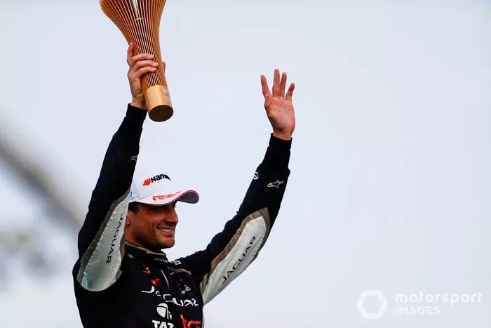 Mitch Evans, Jaguar Racing , 1ª posición, levanta el trofeo de ganador