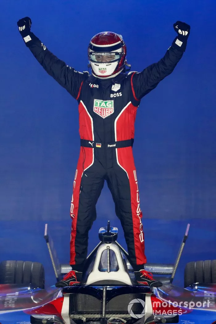 Pascal Wehrlein, Porsche, 1ª posición, celebra en el podio