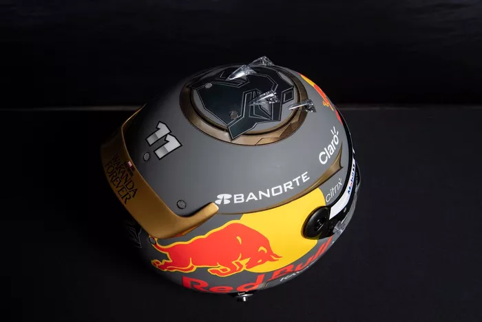 Sergio Pérez, Red Bull Racing con su casco con el diseño de la película Black Panther Wakanda Por Siempre de Marvel