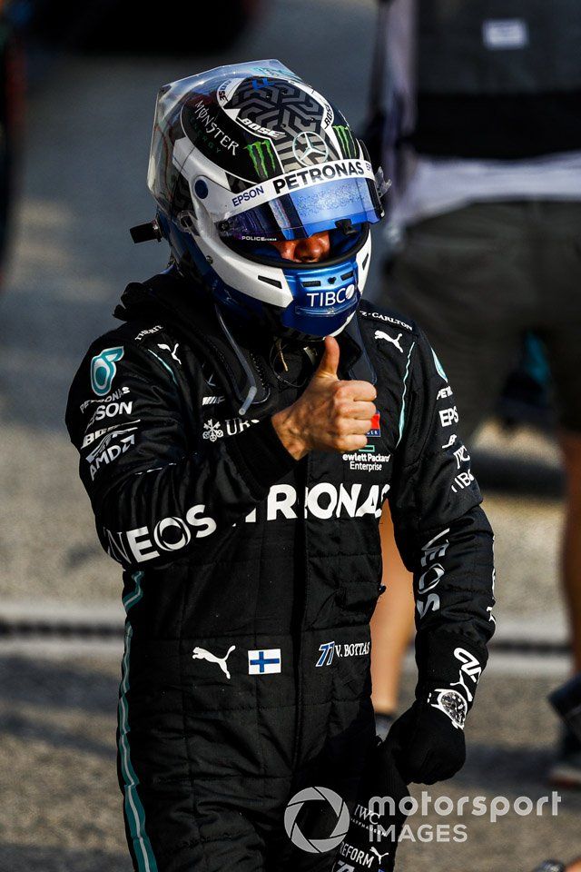 Ganador de la pole position Valtteri Bottas, Mercedes-AMG F1 en Parc Ferme