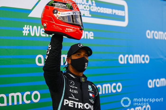 Lewis Hamilton, Mercedes-AMG F1, 1ª posición, con el casco de Michael Schumacher que le fue regalado para conmemorar el récord de victorias en carreras iguales de 91