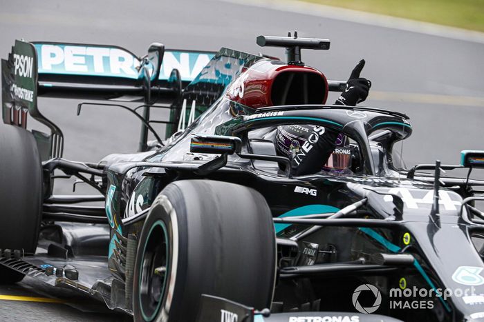 Lewis Hamilton, Mercedes F1 W11, cruza la línea de meta en primera posición para conseguir su 92ª victoria en un Gran Premio, la mayor para cualquier piloto en la historia de la F1