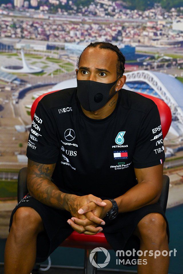 Lewis Hamilton, Mercedes-AMG F1 en la conferencia de prensa