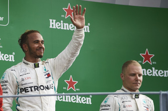 Lewis Hamilton, Mercedes AMG F1, fête sa victoire sur le podium avec Valtteri Bottas, Mercedes AMG F1