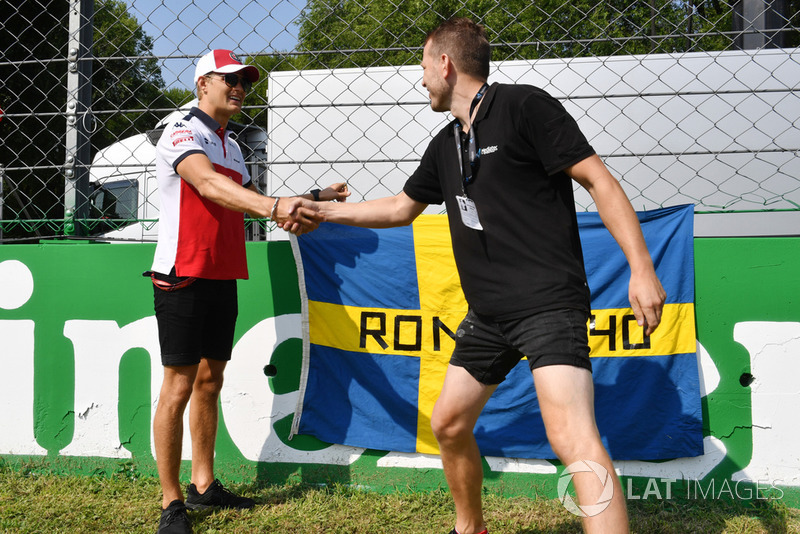 Marcus Ericsson, Alfa Romeo Sauber F1 Team avec un drapeau pour les 40 ans de la mort de Ronnie Peterson