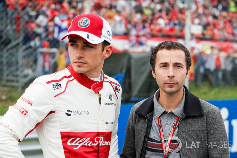 Mas não foi o que aconteceu: Leclerc acabou confirmado no lugar de Raikkonen e será o segundo piloto mais jovem da história da Ferrari - atrás de Ricardo Rodriguez, que tinha 19 anos em 1961.