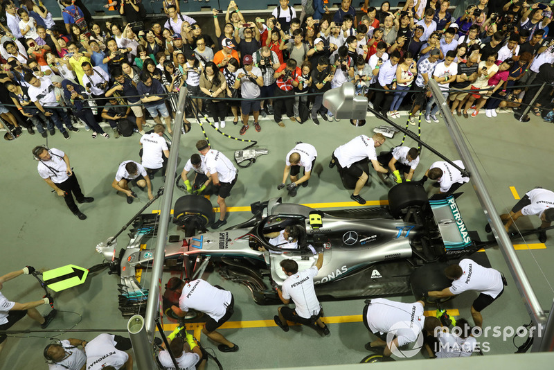 Los fanáticos ven la práctica de la parada en boxes de Mercedes