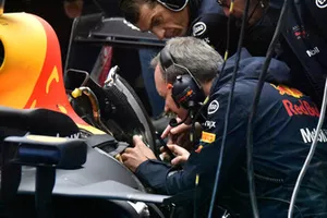 Des membres de Red Bull Racing s'affairent sur la voiture de Ricciardo