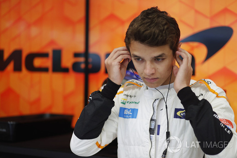 Lando Norris, McLaren MCL33, se prepara para conducir en PL1